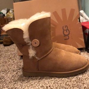 UGG short Bailey button boots in color Chestnut